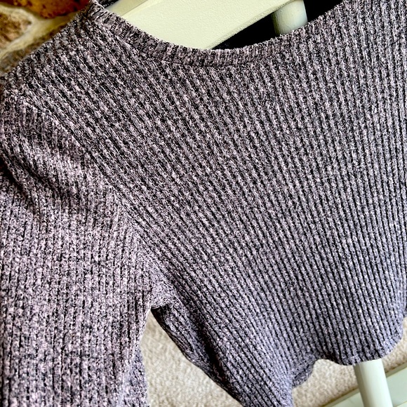 American Eagle long sleeve cropped top. - Picture 2 of 4